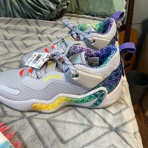 6 1/2 size,, never worn,, very clean